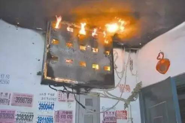 華盛消防炮塔：冬天過(guò)年氣氛可以火熱，但是別過(guò)火，引起火災！